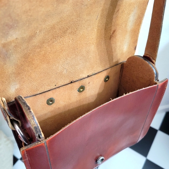 Vintage Thom Hird Handmade Leather Shoulder Bag with TAD Brass Monogram - Picture 14 of 15